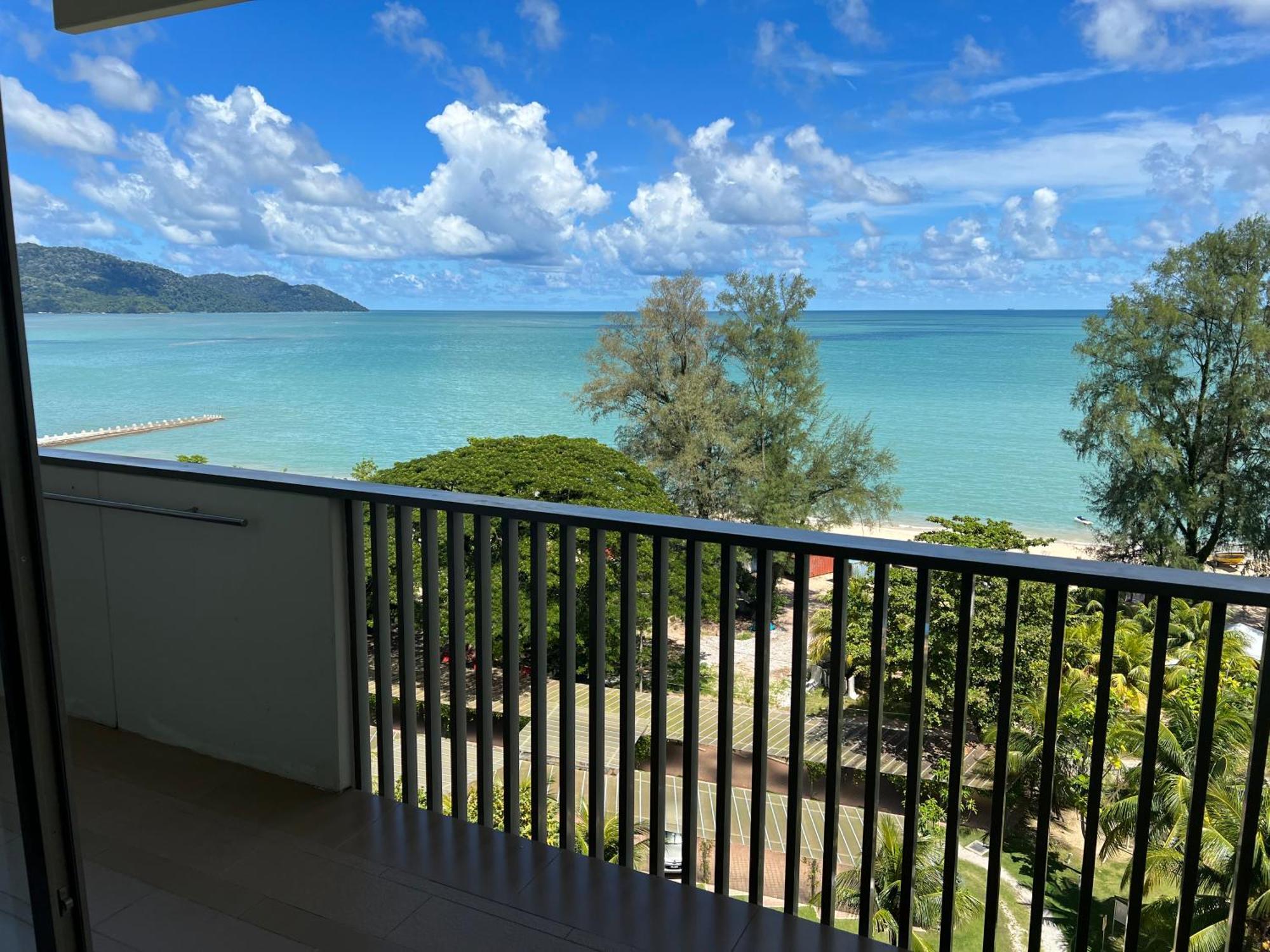 By The Sea Beach Front Apartment Batu Feringgi Luaran gambar