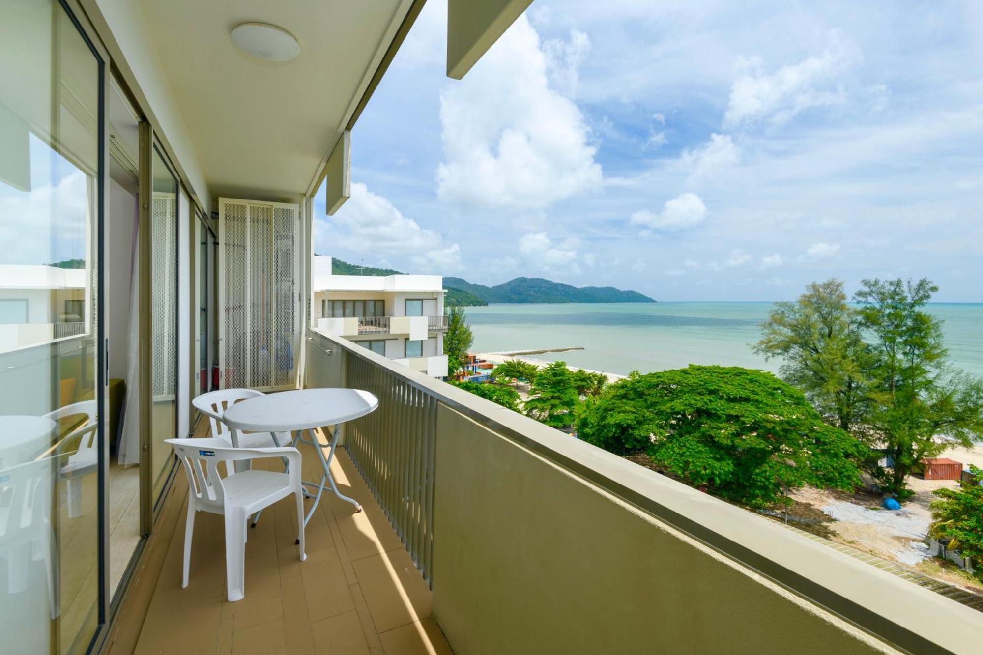 By The Sea Beach Front Apartment Batu Feringgi Luaran gambar